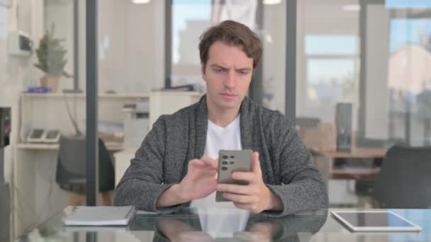 Messaggi di testo uomo di mezza età sul telefono in ufficio - Filmati, video
