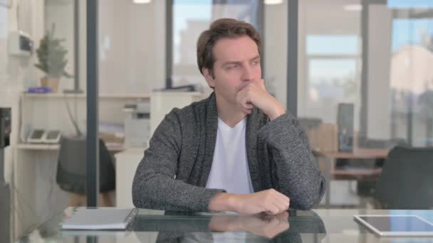 Lluvia de ideas Hombre de Edad Media Pensando mientras está sentado en la oficina - Imágenes, Vídeo