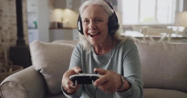 Дома, на диване, пожилая женщина играет в видеоигры, фэнтези-RPG или цифровые интерактивные развлечения. Fun, игровые приставки и зрелый человек с игровой вызов, конкуренция или конкурс. - Кадры, видео