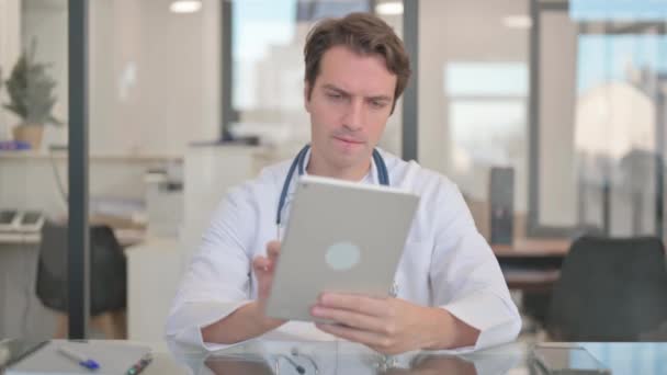 αρσενικό ιατρός που εργάζεται σε ψηφιακή δισκίο - Πλάνα, βίντεο