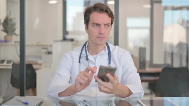 Αρσενικό Γιατρός Συζητώντας Θεραπεία με ασθενή στο τηλέφωνο - Πλάνα, βίντεο