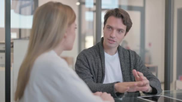 Fiatal férfi beszél a női kollégával - Felvétel, videó
