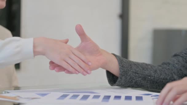 Jóvenes estrechando la mano después de un acuerdo en el cargo - Metraje, vídeo