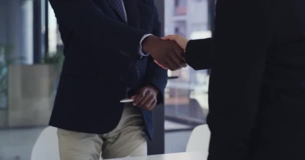 Rozhovor, setkání a business handshake profesionálních zaměstnanců v úřadu. Nábor, přivítání a firemní zaměstnanec s možností, firemní outsourcing a potřesení rukou z nájemní smlouvy. - Záběry, video