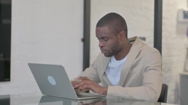 Афроамериканец грустит от потери работы - Кадры, видео