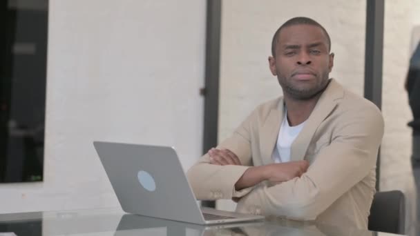Ofiste dizüstü bilgisayarla çalışırken Afrikalı Amerikalı Adam Kameraya Bakıyor - Video, Çekim