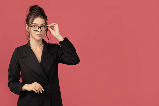 Aantrekkelijke jonge zakenvrouw in bril en pak - Foto, afbeelding