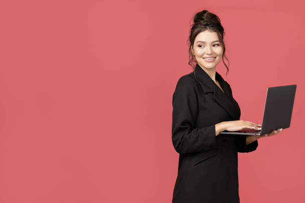 Houkutteleva nuori liiketoiminnan nainen kannettavan tietokoneen käsissä - Valokuva, kuva