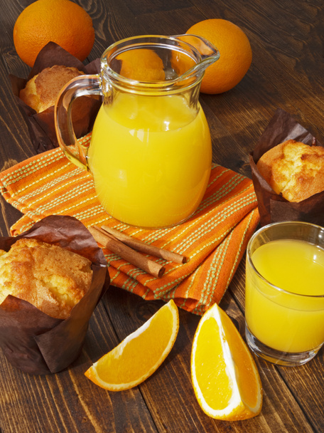 zumo de naranja fresco y magdalenas
 - Foto, Imagen
