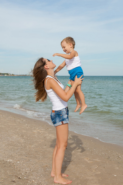 Matka a její syn baví na pláži - Fotografie, Obrázek