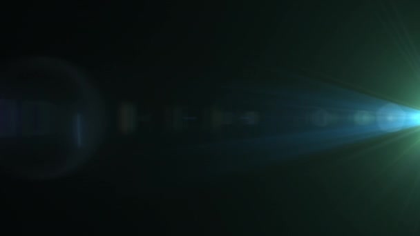 Abstrakti keskustan sininen optinen linssi soihdut valonsäde liikkuu vasemmalta oikealle animaatio mustalla taustalla - Materiaali, video