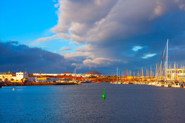 カナリア諸島,スペインのアルレシフェランサロテ港の眺め - 写真・画像