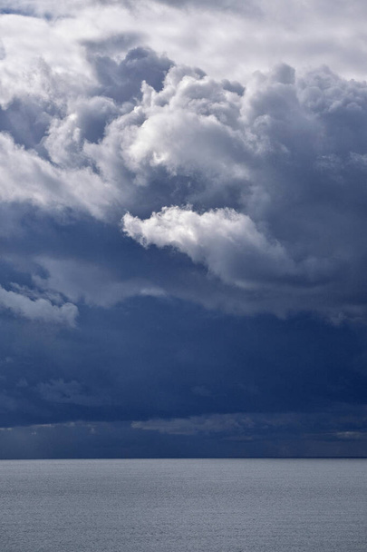 Włochy, Sycylia, Morze Śródziemne, burzliwe chmury na Sycylii w zimie - Zdjęcie, obraz