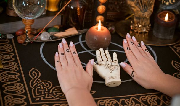 Significado de anillos en un dedo. Símbolo esotérico y astrológico del anillo. Escena con mano de damas - Foto, imagen