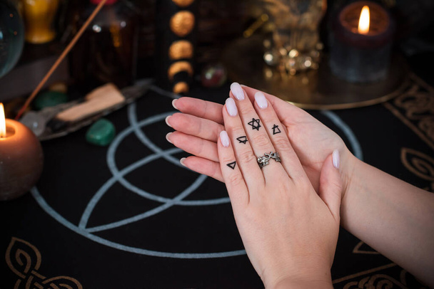 Sormusten merkitys sormessa. Esoteerinen ja astrologian symboli rengas. Kohtaus naisten kädellä - Valokuva, kuva