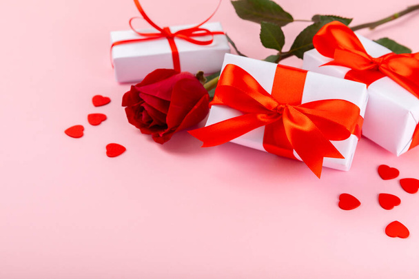 Valentin napi koncepció.Valentin napi háttér. Ajándékok és egy csokor rózsa rózsaszín háttérrel. Lapos. Valentin-napi ünneplés - Fotó, kép