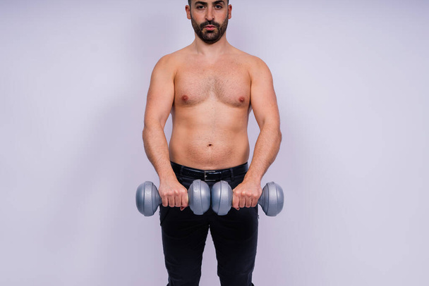 Uomo, manubrio ed esercizio fisico in uno studio per fitness, benessere e corpo sano con allenamento. - Foto, immagini