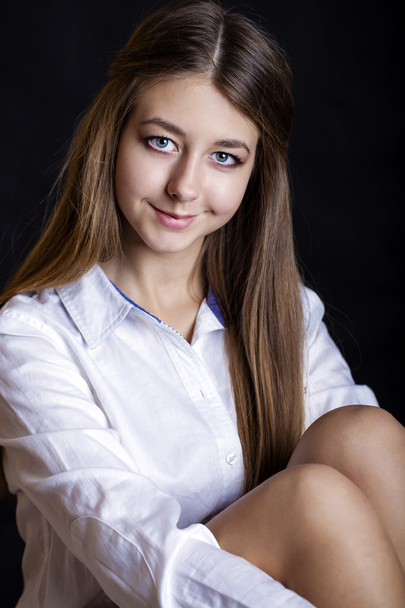 Portrait of beautiful young woman in white shirt - Foto, afbeelding