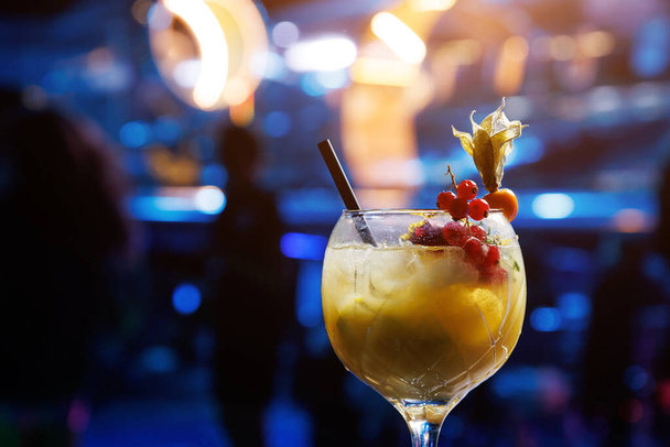 Frischer Cocktail bei einer Luxus-Party. Die Bar leuchtet herum - Foto, Bild