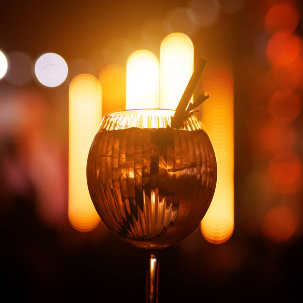 Cóctel fresco en una fiesta de lujo. La luz del bar alrededor - Foto, Imagen