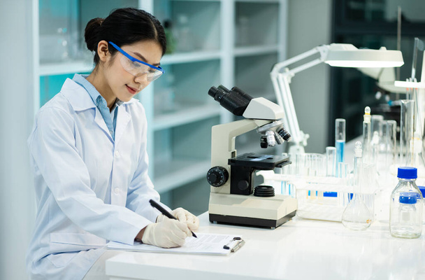 mujeres que trabajan en el laboratorio - Foto, imagen