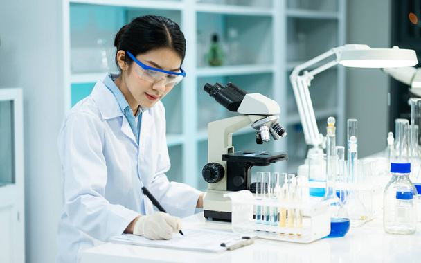 vrouwen die in het laboratorium werken - Foto, afbeelding