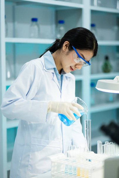 femmes travaillant dans le laboratoire - Photo, image