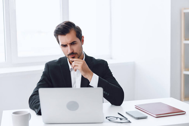 Gondolkodó férfi zavaros laptop fehér dolgozó jóképű üzletember férfi ruha technológia életmód ül hangsúlyozta dühös számítógép íróasztal iroda üzleti kifejezés fáradt fej beltéri menedzser - Fotó, kép