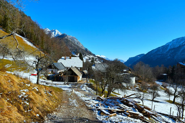 Casa rural en el pueblo de Srednji Vrh en las montañas de Karavanke en Gorenjska, Eslovenia - Foto, imagen