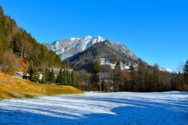 Campo cubierto de nieve en la aldea de Srednji Vrh en las montañas de Karavanke en Gorenjska, Eslovenia - Foto, Imagen