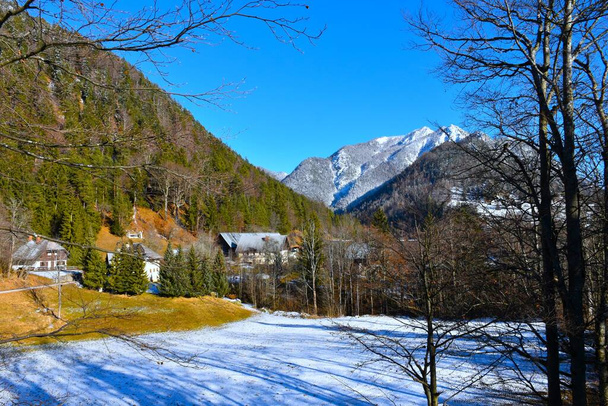 Srednji vrh wieś w Karavanke góry bellow pokryte lasem stoki w Gorenjska, Słowenia - Zdjęcie, obraz