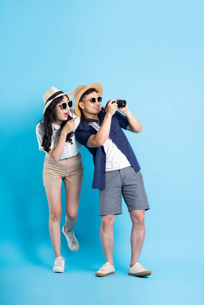 Asiatique couple voyager image isolé sur fond bleu - Photo, image
