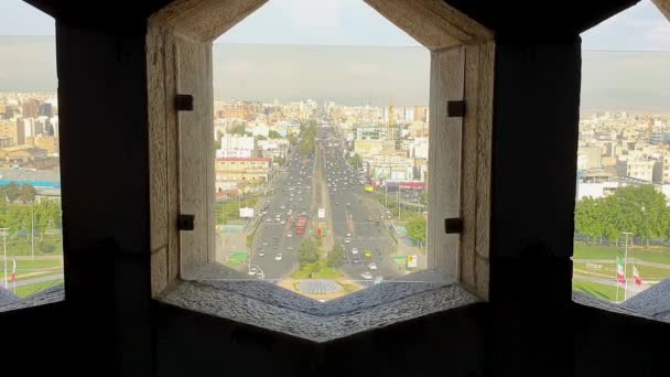 Небоскрёб Тегерана с башни Азади на площади Азади в иранской столице Тегеране, Иран - Кадры, видео