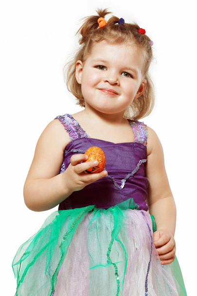 kislány húsvéti tojás kezében - Fotó, kép