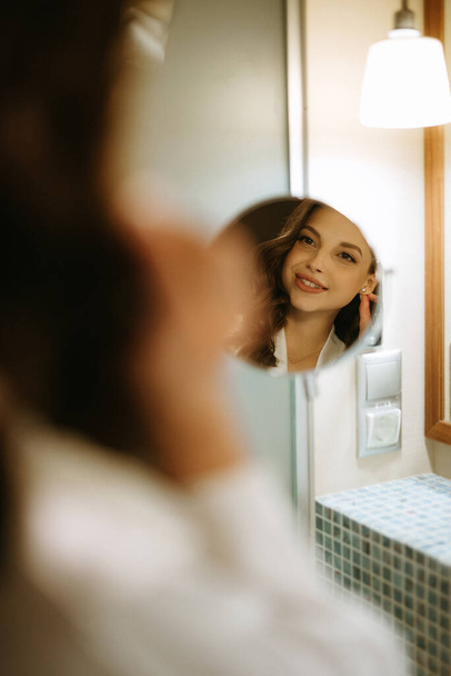 καστανά μαλλιά κορίτσι το πρωί στο μπάνιο μπροστά από τον καθρέφτη - Φωτογραφία, εικόνα