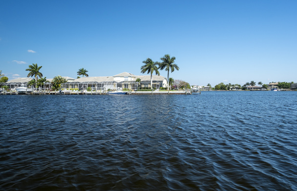 Розкіш вода стійка будинків з човна доків у Флориді - Фото, зображення