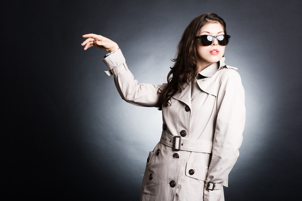 Beautiful woman in the raincoat and sunglasses - Fotó, kép