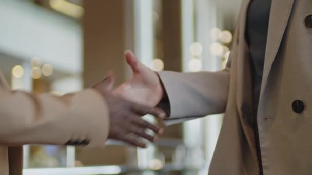 Крупный план рукопожатия двух неузнаваемых деловых партнеров, встречающихся в отеле - Кадры, видео