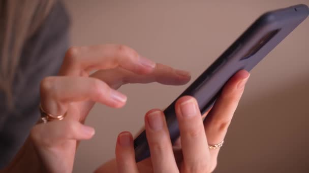 Крупный план женских рук с маникюром, с помощью смартфона для проверки электронной почты на работу или отправки SMS-сообщений дома, концепция онлайн-общения. Чтение блога, статьи или поста. Камера. - Кадры, видео