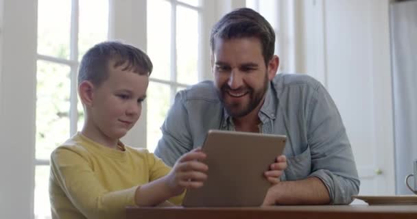 Висока п'ять, дитина і батько навчаються з планшетом для навчання, додатків та ігор онлайн. Навчання, технології та тато підтримують дитину у вітальні з розвитком цілей або читанням електронної книги або веб-сайту. - Кадри, відео