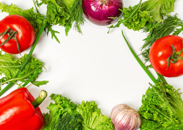Kehys orgaaninen värikäs tuoreita kirkkaita vihanneksia valkoisella taustalla, ylhäältä. Kopioi tila - Valokuva, kuva