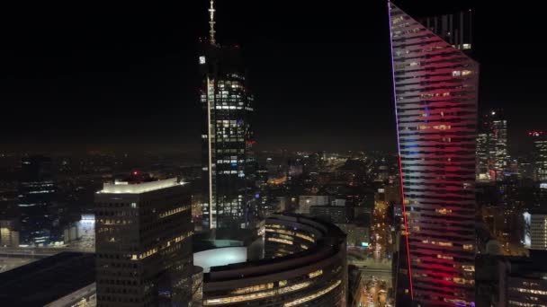 noche vista panorámica de los rascacielos del centro de negocios iluminación nocturna enero 11, 2024 Varsovia Polonia - Metraje, vídeo
