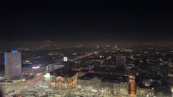 都市の交通の照明の上から夜の市内中心部の夜のパノラマビュー 1月 11, 2024 ワルシャワ ポーランド - 映像、動画