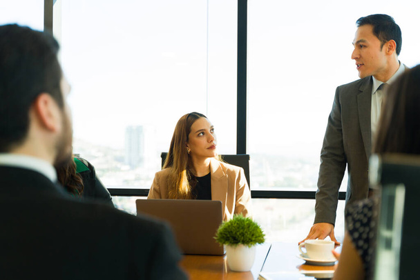 Portrait d'une femme d'affaires attirante prêtant attention à l'un de ses collègues lors d'une réunion d'affaires - Photo, image
