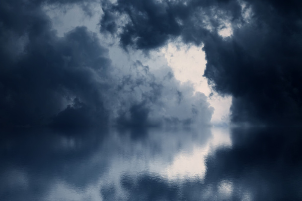 nuvens escuras dramáticas
 - Foto, Imagem