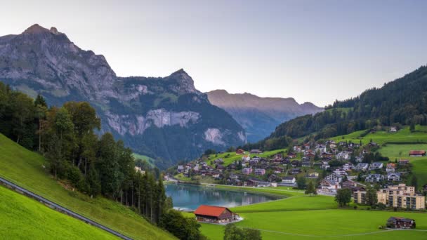 Engelberg, Suiza en los Alpes en el crepúsculo. - Imágenes, Vídeo