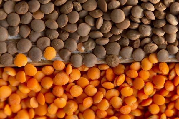 Kahverengi ve turuncu mercimek yakın plan. Faydalı besin ürünü.  - Fotoğraf, Görsel