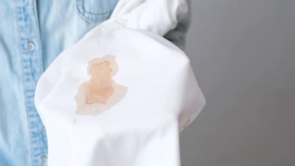 Οικολογική αφαίρεση λεκέδων στα ρούχα. Βρώμικοι λεκέδες καφέ σε λευκό πουκάμισο. έννοια κηλίδα καθημερινή ζωή. Υψηλής ποιότητας 4k πλάνα - Πλάνα, βίντεο