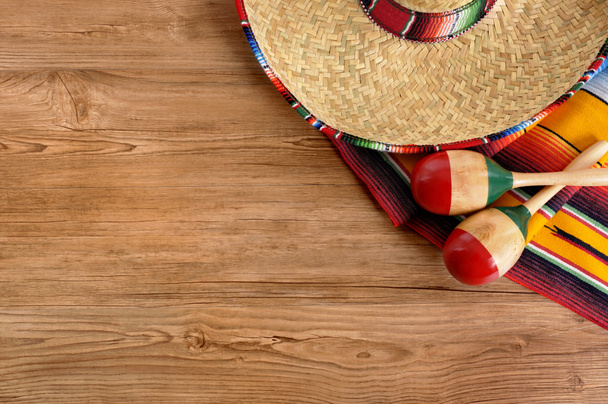 Sombrero mexicain et couverture sur plancher de bois de pin
 - Photo, image