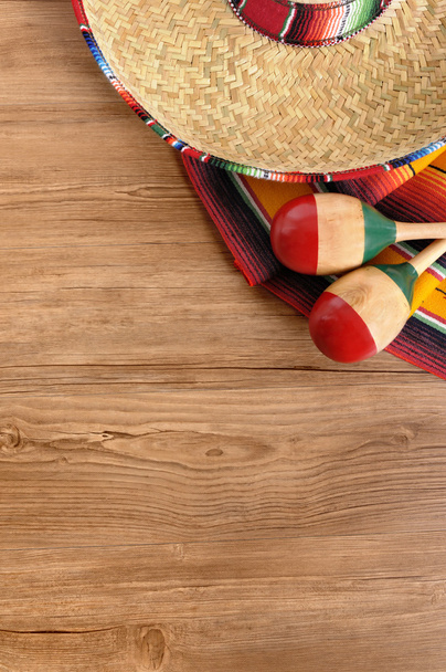 Мексиканські сомбреро і ковдру на соснові дерев'яна підлога - Фото, зображення